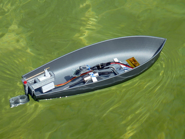 Маленькая модель моторной лодки
